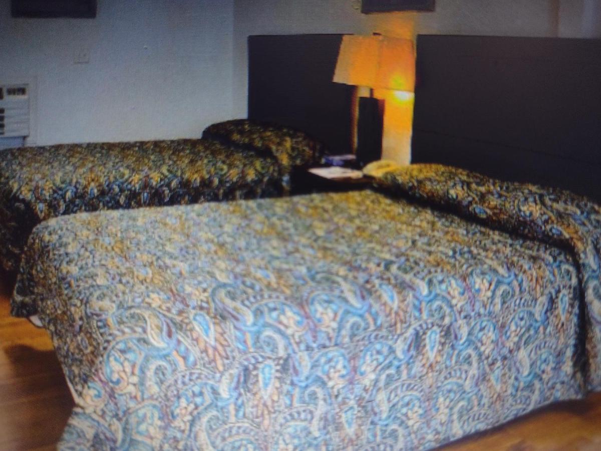 Budget Inn & Suites -Super-Ice Cold Spotless Rooms- Door-To-Door Lit Parking & Lowest Price Plus Hbo Max,Spanish Tv, Internet Free!! Freer Zewnętrze zdjęcie