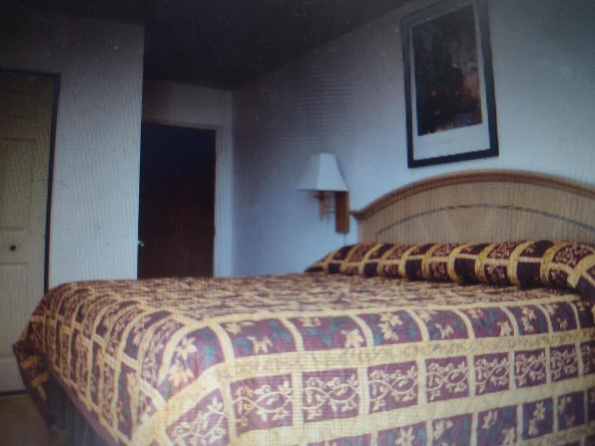 Budget Inn & Suites -Super-Ice Cold Spotless Rooms- Door-To-Door Lit Parking & Lowest Price Plus Hbo Max,Spanish Tv, Internet Free!! Freer Zewnętrze zdjęcie